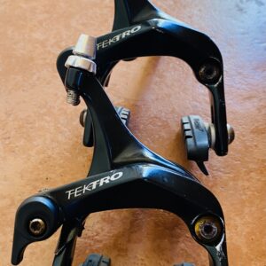 Pair of Tektro R312 dual-pivot road brake calipers in black with brake pads fitted.